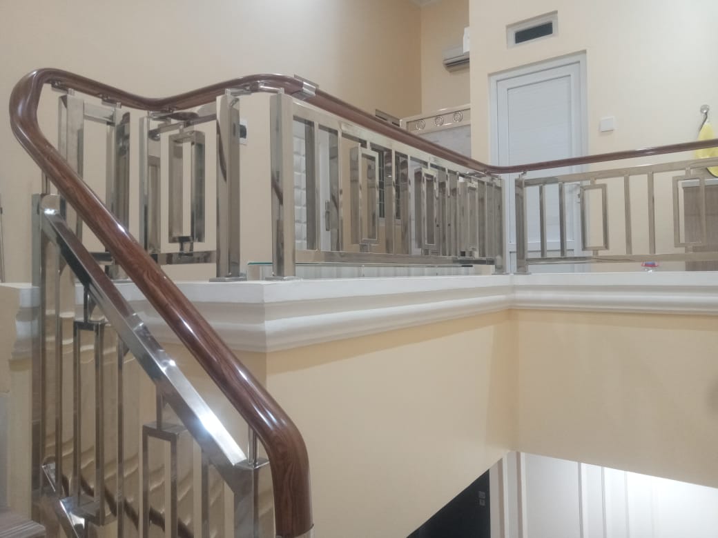 RELLING / BALKON  STAINLESS MIMIMALIS HANDRIL PVC